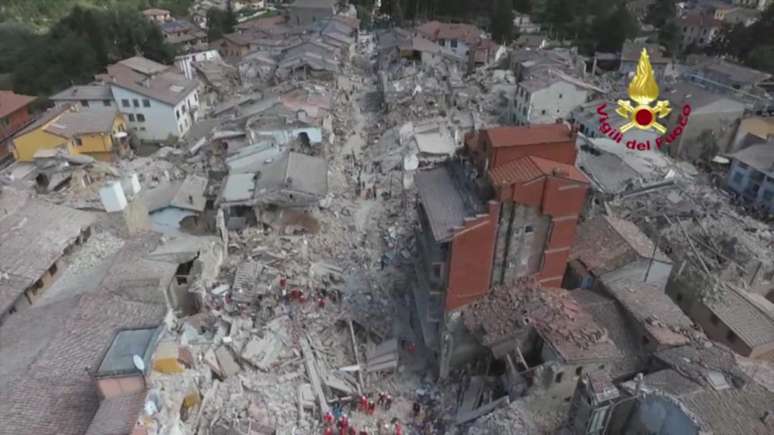 Imagens feitas por um drone mostram o vilarejo de Pescara del Tronto completamente destruído pelo terremoto