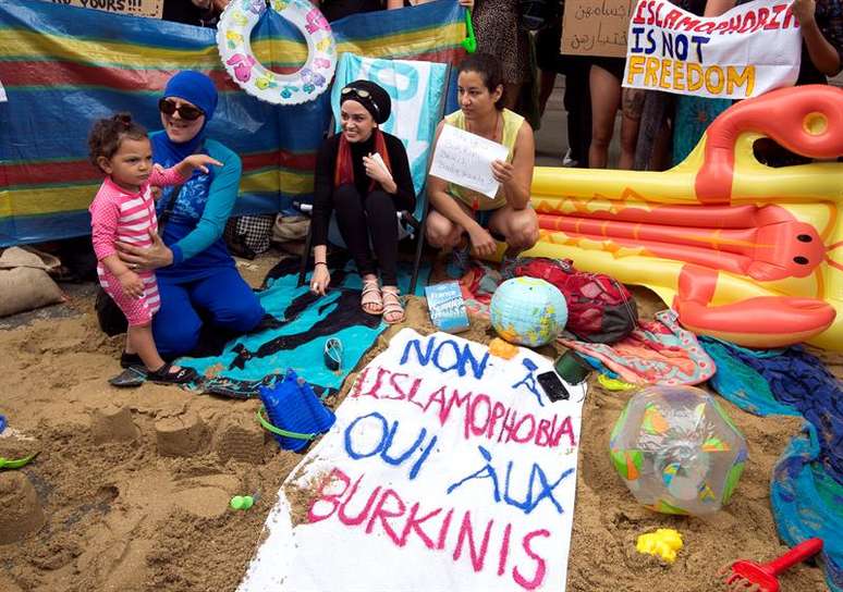 Várias mulheres se organizaram no dia anterior através do Facebook para reivindicar o direito a usar o burkini, proibido em 30 cidades francesas.