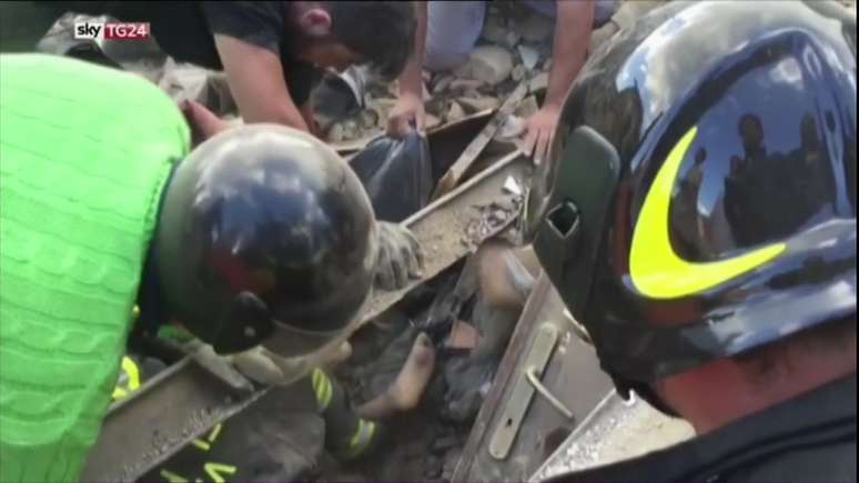 Ela se chama Giulia e ficou presa sob os destroços de uma casa por 17 horas.