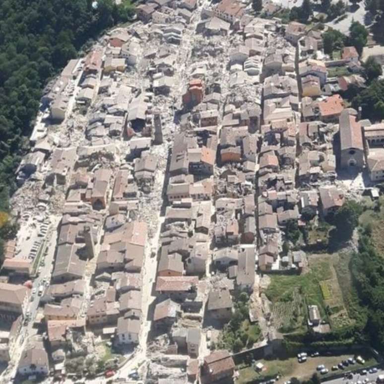 Foto a&eacute;rea de Amatrice mostra escala do estrago 