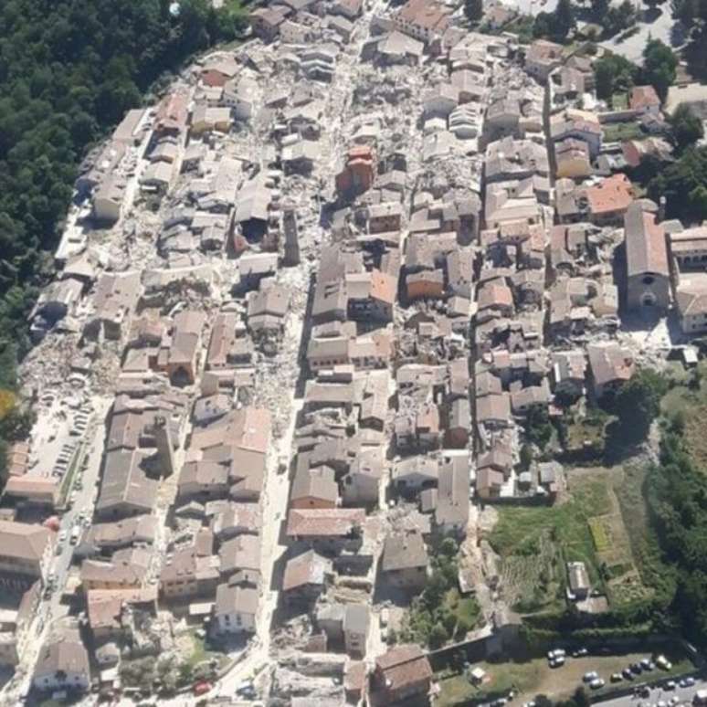 Foto aérea de Amatrice mostra escala do estrago 