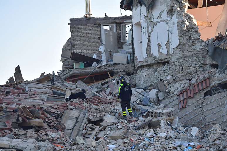 Escombros provocados por terremoto que atingiu a localidade de Amatrice, na região central da Itália