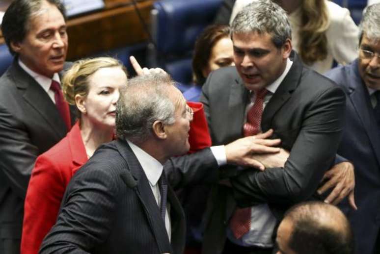Os  senadores Gleisi  Hoffmann, Lindbergh  Farias e Renan  Calheiros envolvem-se em confusão no segundo dia do julgamento do processo de impeachment da presidenta afastada Dilma Rousseff 