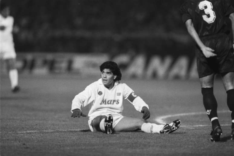 Maradona teve um filho na Itália, no anos 80, quando defendia o Napoli (Foto: AFP)
