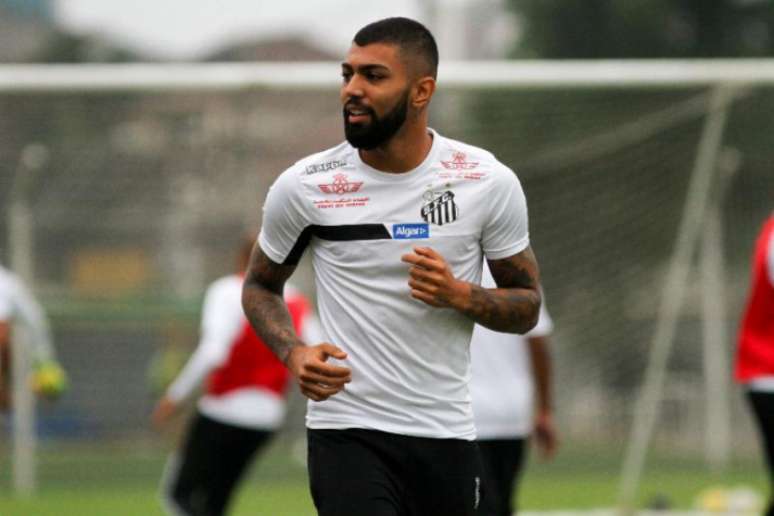 Gabigol embarcou nesta quinta-feira para acertar com a Inter de Milão(Foto: Ricardo Moreira/Fotoarena/Lancepress!)