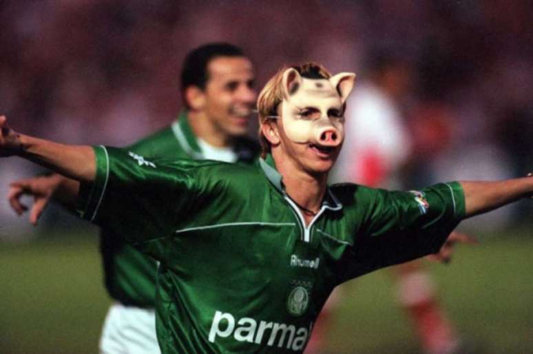 Paulo Nunes comemora usando máscara de porco na década de 1990