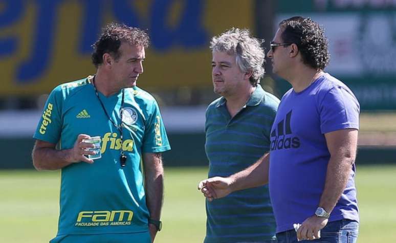 Cuca, Paulo Nobre e Alexandre Mattos conversam durante treino do Palmeiras (Foto: Cesar Greco)