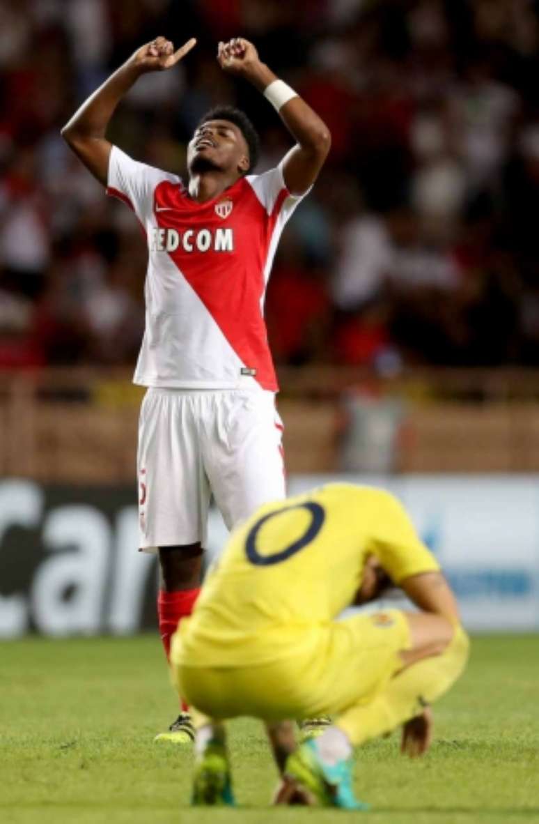 Jemerson comemora classificação para a fase de grupos sobre o Villarreal (Foto: Valery Hache / AFP)