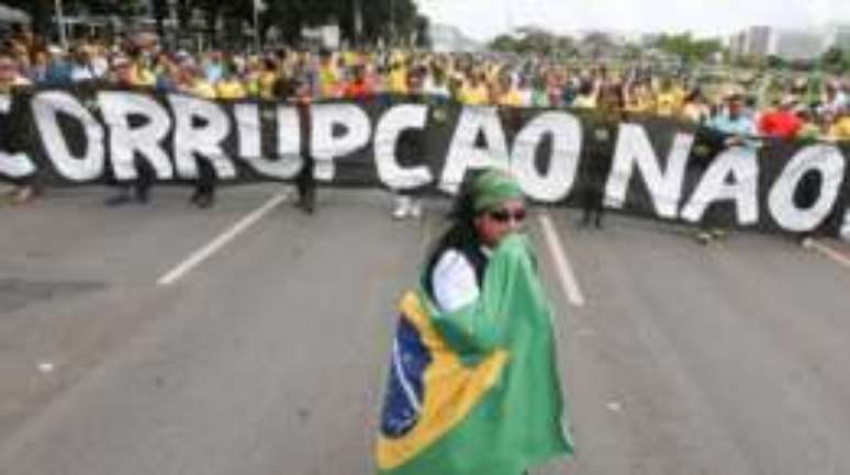 Protesto contra a corrupção em Brasília; 56% dos senadores têm problemas com a Justiça