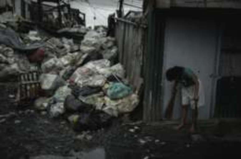 Lixo se acumula nas ruas de Happyland, distrito de Tondo, em Manila