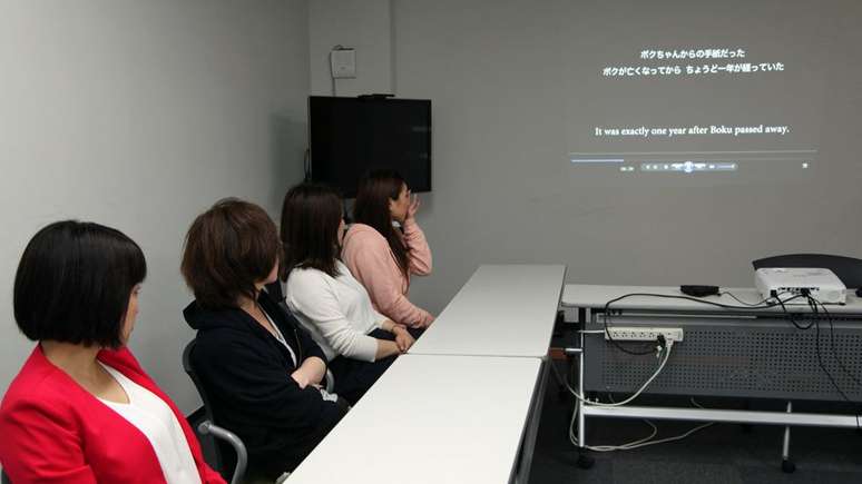 Na oficina conduzida por Ryusei o choro contagia: começa num canto da sala e, em seguida, a maioria dos participantes não consegue conter as lágrimas