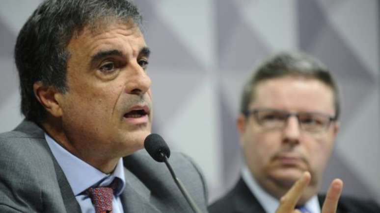 José Eduardo Cardozo, advogado de Dilma, e o tucano Antonio Anastasia: relatórios do senador defendendo o impeachment foram aprovados 
