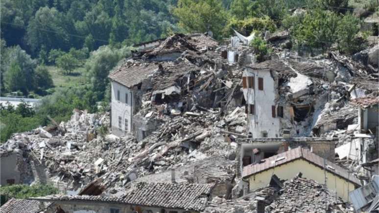 Escombros em torno de construções colapsadas em Pescara del Tronto, na Itália 
