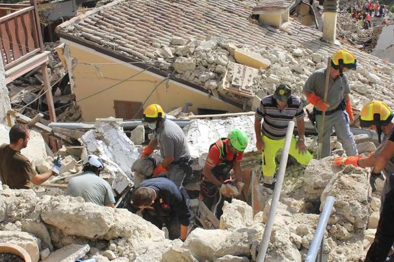 Equipes de resgate trabalham na localidade de Pescara del Tronto, na região central da Itália