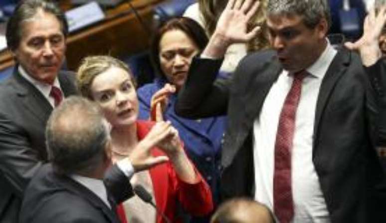Brasília - Confusão entre os senadores Gleisi Hoffmann, Lindbergh Farias e o presidente do Senado, Renan Calheiros, durante o segundo dia de julgamento do impeachment da presidenta afastada Dilma Rousseff 