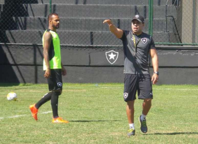 Bruno Silva, que volta ao time, ouve as instruções do treinador alvinegro (Foto: Reprodução Facebook Botafogo)