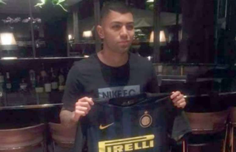 Gabigol já posou com a camisa da Inter de Milão (Foto: Reprodução)