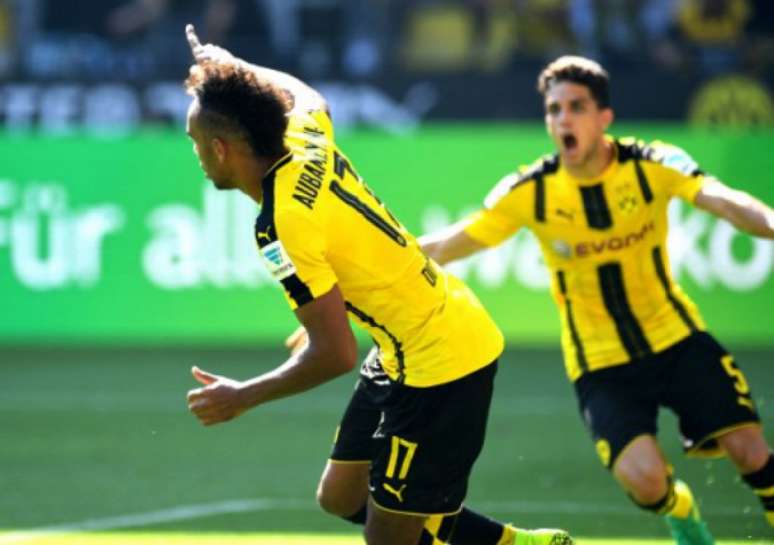 Aubameyang fez os dois gols do Borussia (Foto: PATRIK STOLLARZ / AFP)