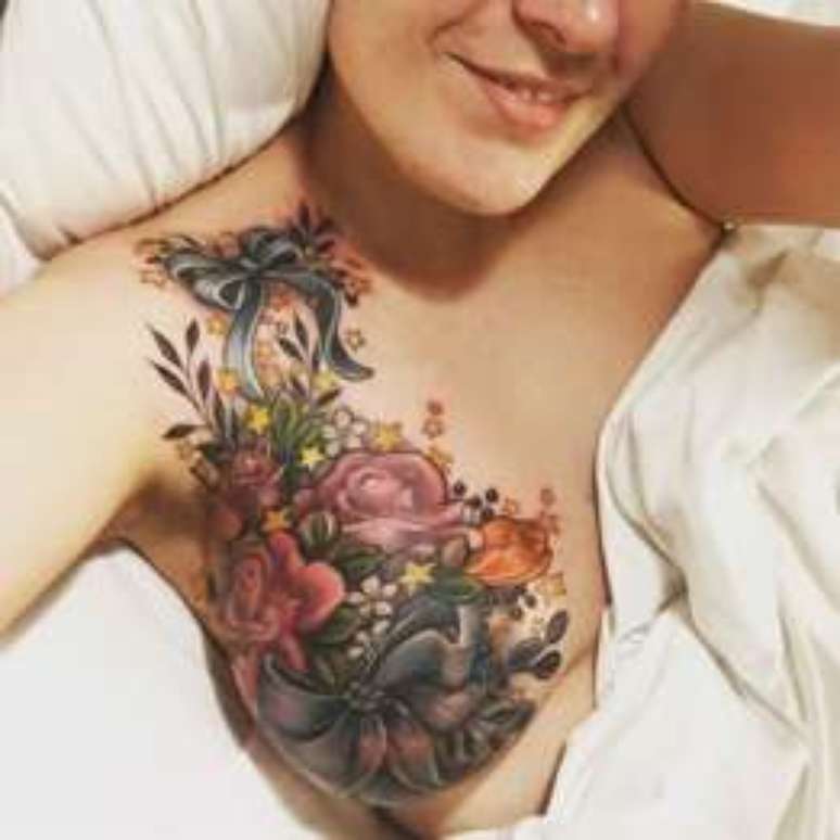 A tatuagem de Alison Habbal, parte de seu "renascimento pós-doença", se tornou viral