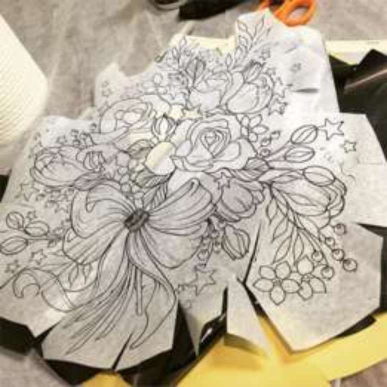 A artista baseada na Nova Zelândia Makkala Rose criou o design floral para Alison Habbal