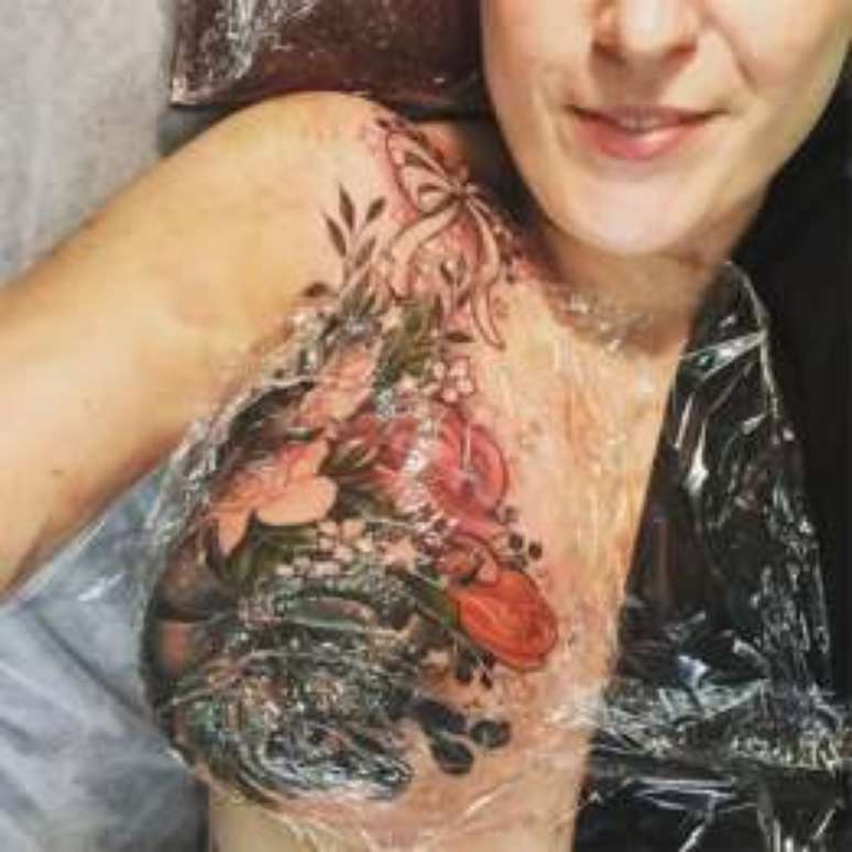A tatuagem foi feita em uma sessão dolorosa de 13 horas em julho