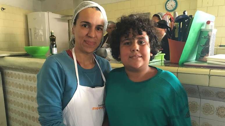 Fernando conta que agora ajuda a mãe na cozinha. 'Quando eu cozinho, sinto orgulho de mim.'