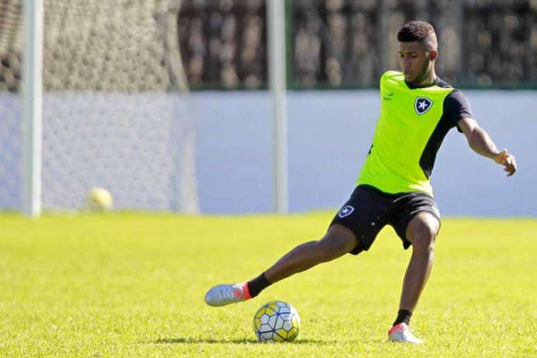 Emerson é destaque na cobrança de faltas pela força que coloca nas finalizações (Foto: Vitor Silva/SSPress/Botafogo)