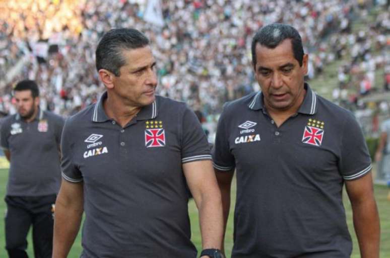 Jorginho ao lado do auxiliar-técnico Zinho durante o jogo deste sábado (Foto: Carlos Gregório Jr/Vasco)