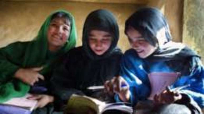 No Afeganistão, as jovens sem educação têm três vezes mais probabilidade de ser obrigadas a casar antes dos 18 anos que as que frequentam a escola