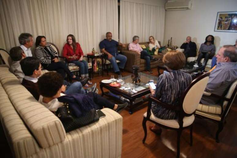 Brasília - Senadores contrários ao impeachment de Dilma Rousseff reunidos no apartamento da senadora Lídice da Mata, hoje à noite, em Brasília    José Cruz/Agência Brasil