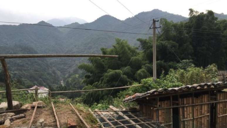 Para se chegar a Laoya é preciso pegar uma estrada de terra e depois uma trilha, também de terra