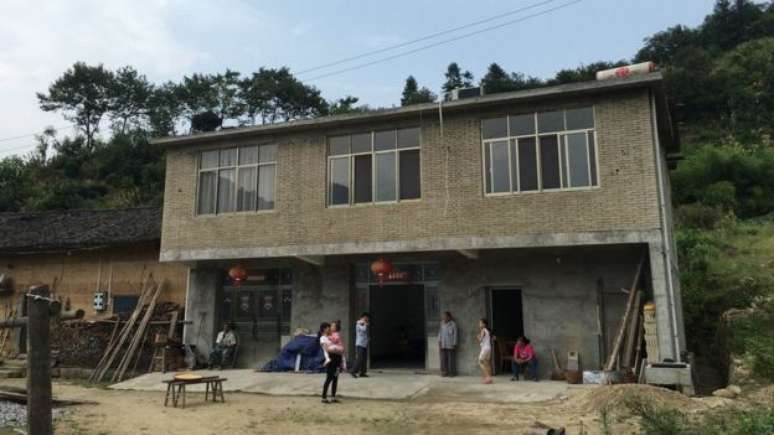 A casa de Xiong foi construída há apenas três anos, mas não foi o bastante para atrair uma esposa