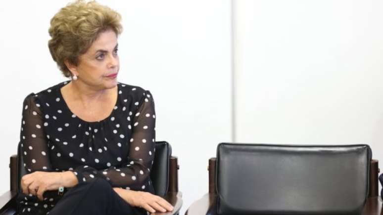 Afastamento de Dilma dos parlamentares agravou marcha do impeachment