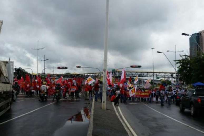 Protesto reuniu, segundo a PM, cerca de 50 pessoas, mas causou congestionamento de 5 km na Avenida Antonio Carlos  Magalhães,  em  uma  das  áreas  mais movimentadas da capital baiana