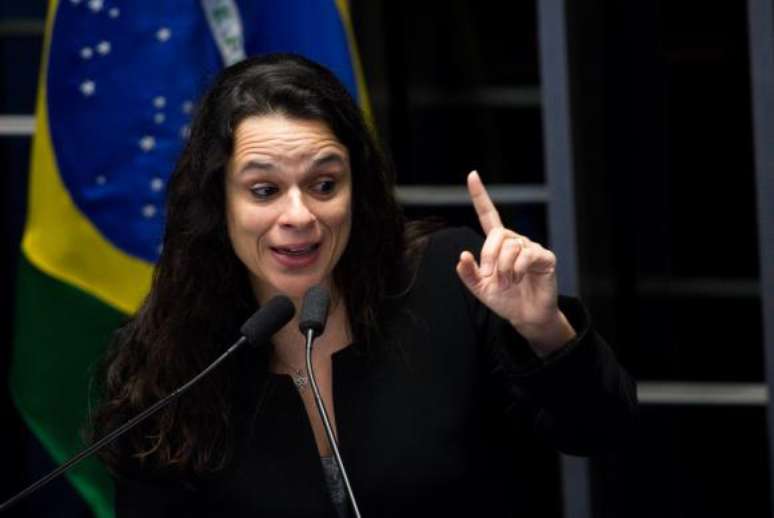 A advogada de acusação, Janaína Paschoal, fala durante o quinto dia do julgamento final do processo de impeachment da presidenta afastada, Dilma Rousseff, no Senado Federal 