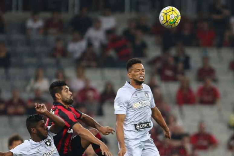 Furacão derrotou o Botafogo em casa (Foto:Geraldo Bubniak /AGB)