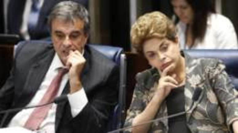 Dilma Rousseff e Eduardo Cardozo durante julgamento do processo de impeachment no Senado