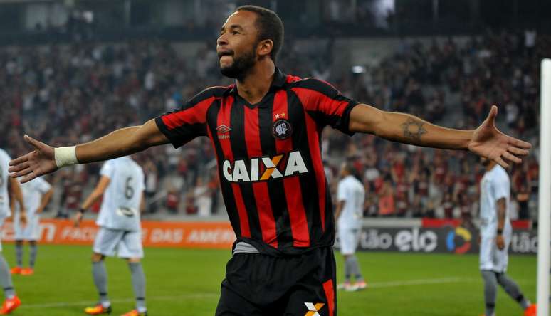 Hernani comemora seu gol durante partida contra o Botafogo