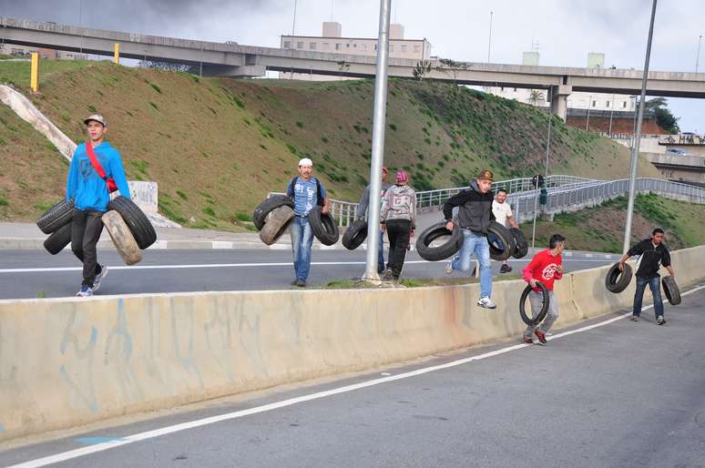 Integrantes do Movimento dos Trabalhadores Sem Teto (MTST) ocupam a Radial Leste, sentido Centro, altura de Itaquera, em São Paulo (SP), em protesto contra o governo interino de Michel Temer e contra cortes em programas sociais na manhã desta terça-feira