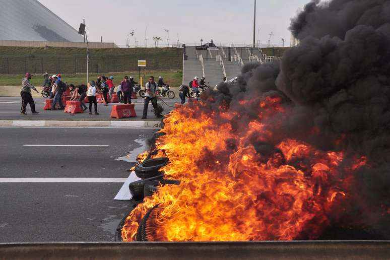 Integrantes do Movimento dos Trabalhadores Sem Teto (MTST) ocupam a Radial Leste, sentido Centro, altura de Itaquera, em São Paulo (SP), em protesto contra o governo interino de Michel Temer e contra cortes em programas sociais na manhã desta terça-feira