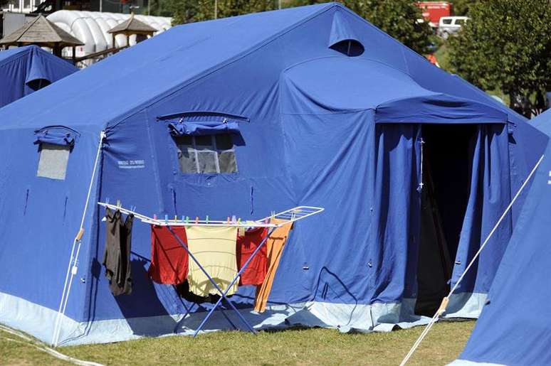 A Defesa Civil italiana informou nesta terça-feira que 999 pessoas se instalaram nos acampamentos e ginásios poliesportivos