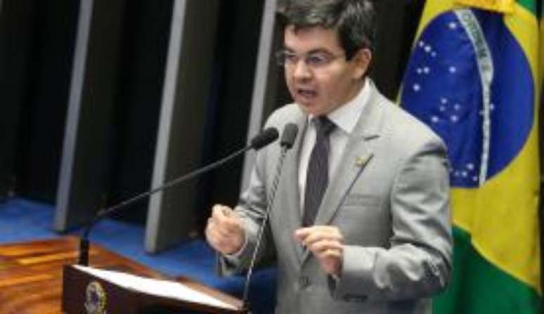  Senador Randolfe Rodrigues sofreu um princípio de desmaio provocado por início de desidratação