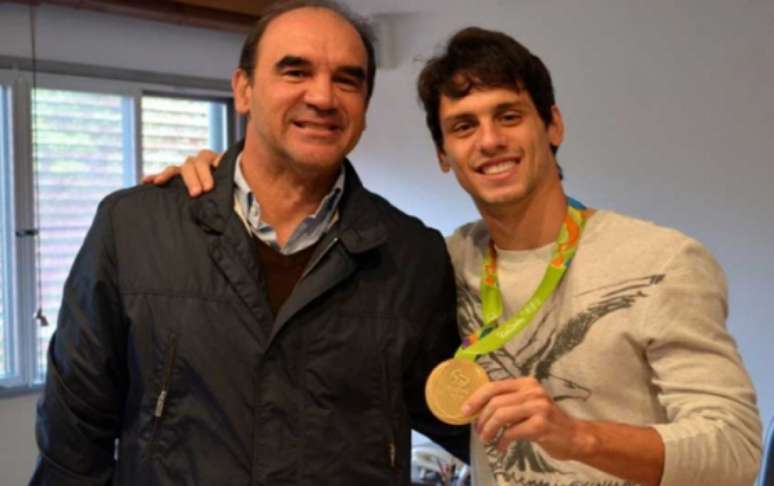 Rodrigo Caio com o ouro olímpico e o técnico Ricardo Gomes