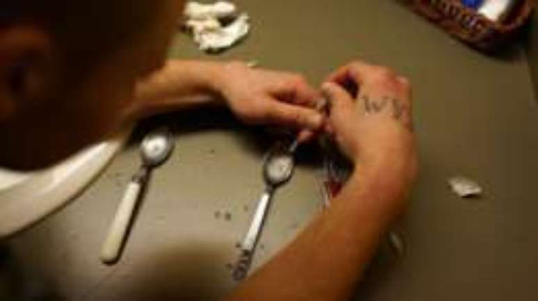 A heroína, em muitos casos, é misturada com outras drogas, opiáceos sintéticos, para dar um efeito mais forte
