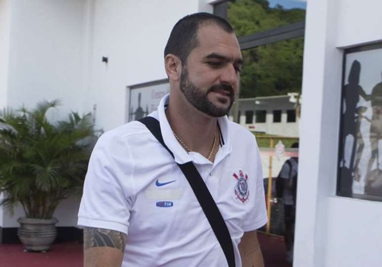 Danilo fraturou a tíbia e a fíbula da perna direita em uma dividida no treino do Corinthians dessa última terça-feira (30)