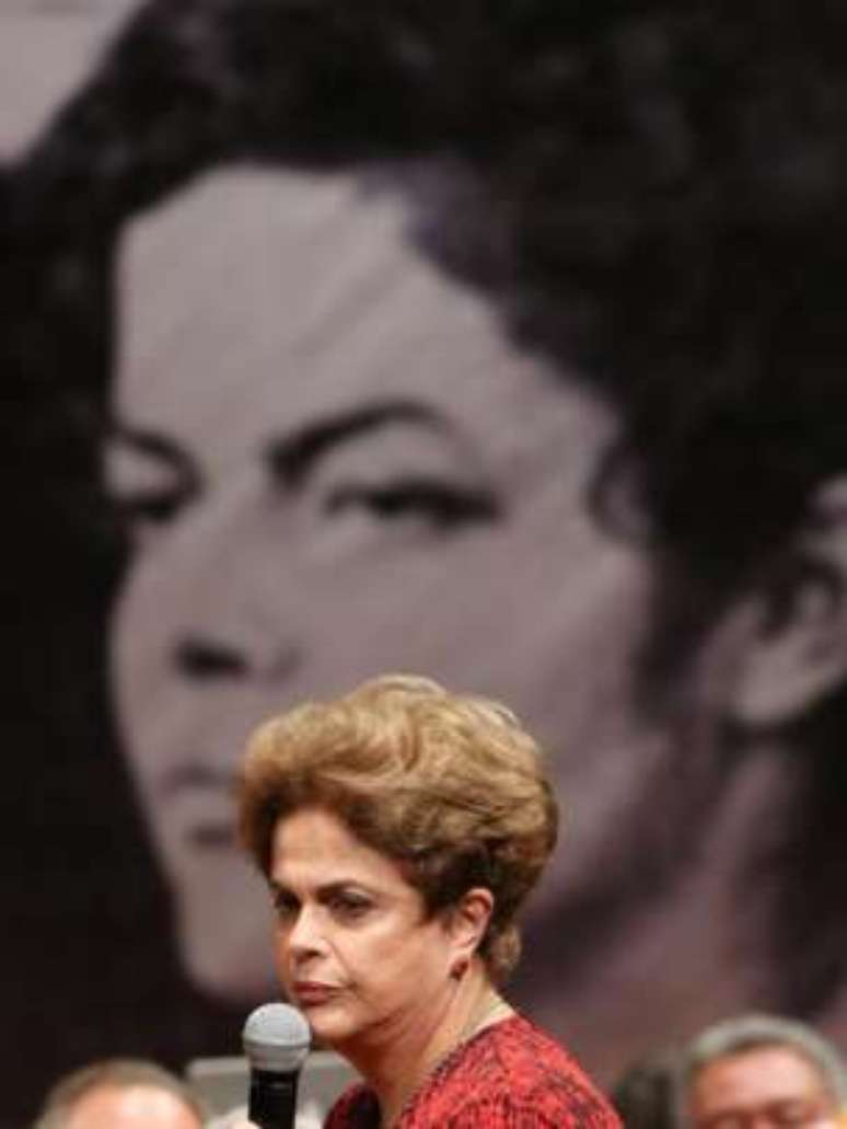 Julgamento de impeachment Rousseff no Senado foi comparado a seu julgamento durante a ditadura militar, imortalizado por foto