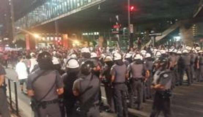 Os policiais usaram bombas de gás lacrimogênio e spray de pimenta, gerando correria entre os manifestantes