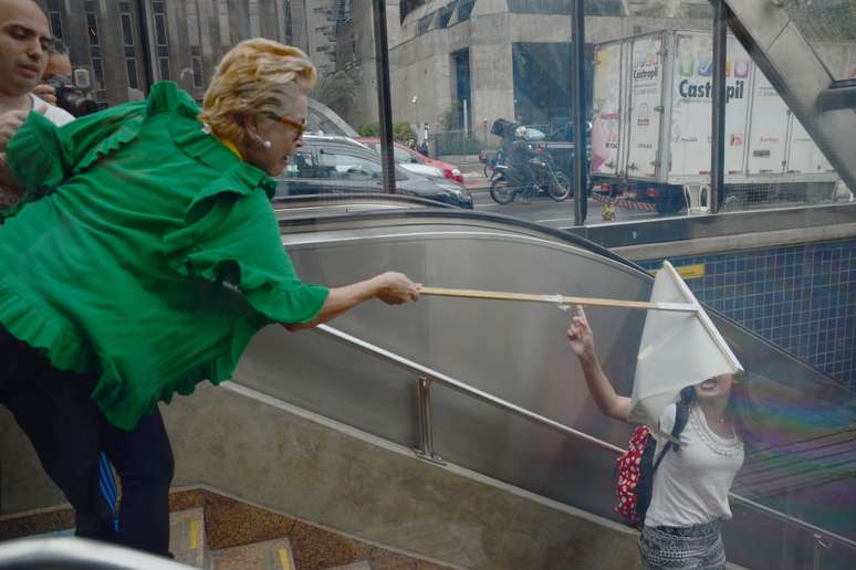Manifestantes contrários se estranham na avenida Paulista