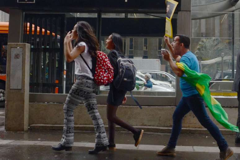 Manifestantes contrários se estranham na avenida Paulista