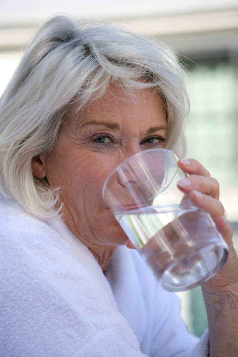Não esqueça de tomar água durante o dia para manter o corpo hidratado (e o rosto também)